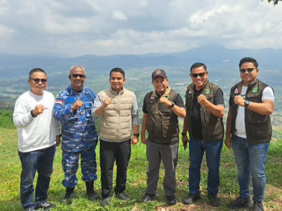 Tim monitoring Paralayang Sumbar  dipimpin Ketua Harian FASI  Sumbar Letkol Sus Firdaus, bersama Ketua KONI Sumbar Hamdanus disambut Walikota Solok ketika meninjau sekaligus monitoring ke Puncak Bidadari, Sabtu (10/01/26)